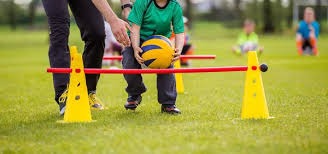 隐蔽骗术：揭秘“赌场周边的高利贷中介如何利用赌客的走投无路进行勒索”。（揭开赌场周边高利贷中介的勒索黑幕：如何趁赌客绝境下手）